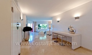 Apartamento situado cerca de la playa a la venta en complejo de primera línea de mar en Marbella 9