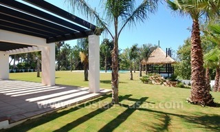 Villa contemporánea de nueva construcción situada muy cerca de la playa y en primera línea de golf a la venta en Marbella 3