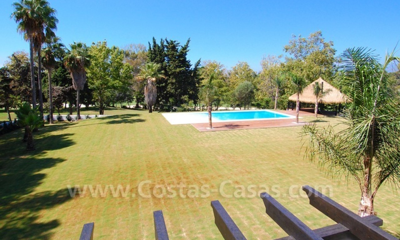 Villa contemporánea de nueva construcción situada muy cerca de la playa y en primera línea de golf a la venta en Marbella 4