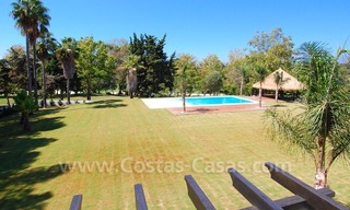 Villa contemporánea de nueva construcción situada muy cerca de la playa y en primera línea de golf a la venta en Marbella 4