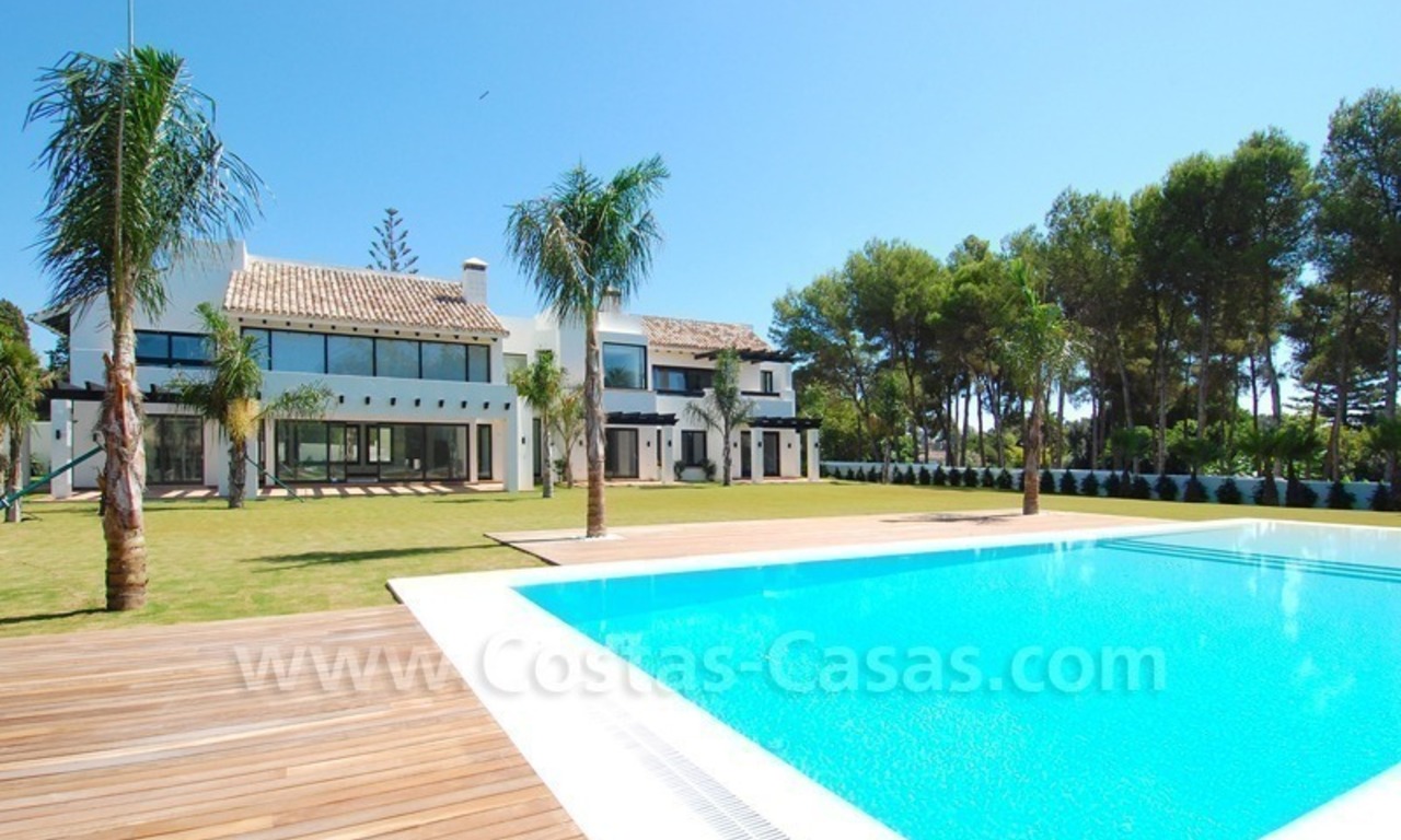 Villa contemporánea de nueva construcción situada muy cerca de la playa y en primera línea de golf a la venta en Marbella 1