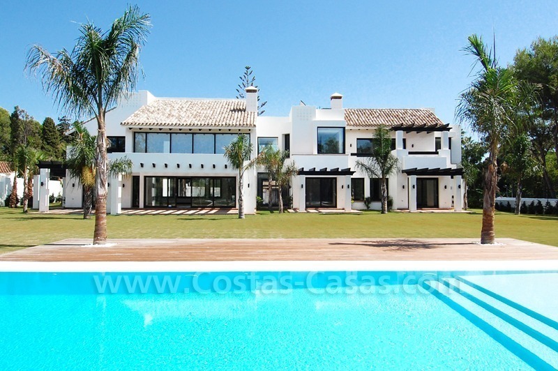 Villa contemporánea de nueva construcción situada muy cerca de la playa y en primera línea de golf a la venta en Marbella
