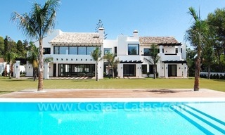 Villa contemporánea de nueva construcción situada muy cerca de la playa y en primera línea de golf a la venta en Marbella 0