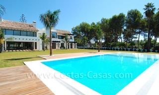 Villa contemporánea de nueva construcción situada muy cerca de la playa y en primera línea de golf a la venta en Marbella 2