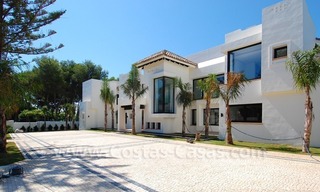 Villa contemporánea de nueva construcción situada muy cerca de la playa y en primera línea de golf a la venta en Marbella 6