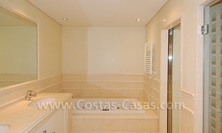 Apartamento de lujo a la venta en complejo situado en primera línea de playa en la Nueva Milla de Oro en la zona entre Marbella y Estepona 14