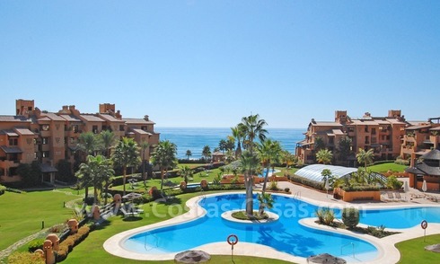 Apartamento de lujo a la venta en complejo situado en primera línea de playa en la Nueva Milla de Oro en la zona entre Marbella y Estepona 