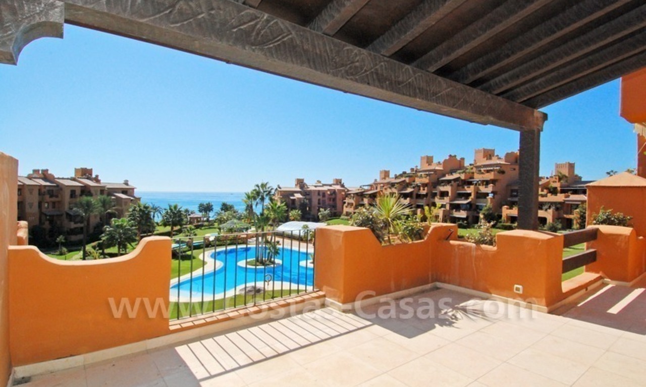Apartamento de lujo a la venta en complejo situado en primera línea de playa en la Nueva Milla de Oro en la zona entre Marbella y Estepona 2