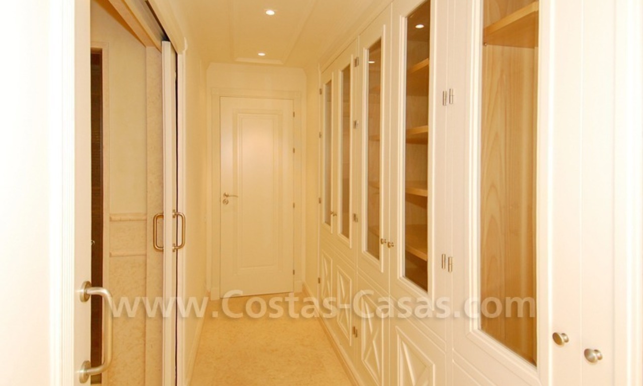 Apartamento de lujo a la venta en complejo situado en primera línea de playa en la Nueva Milla de Oro en la zona entre Marbella y Estepona 12