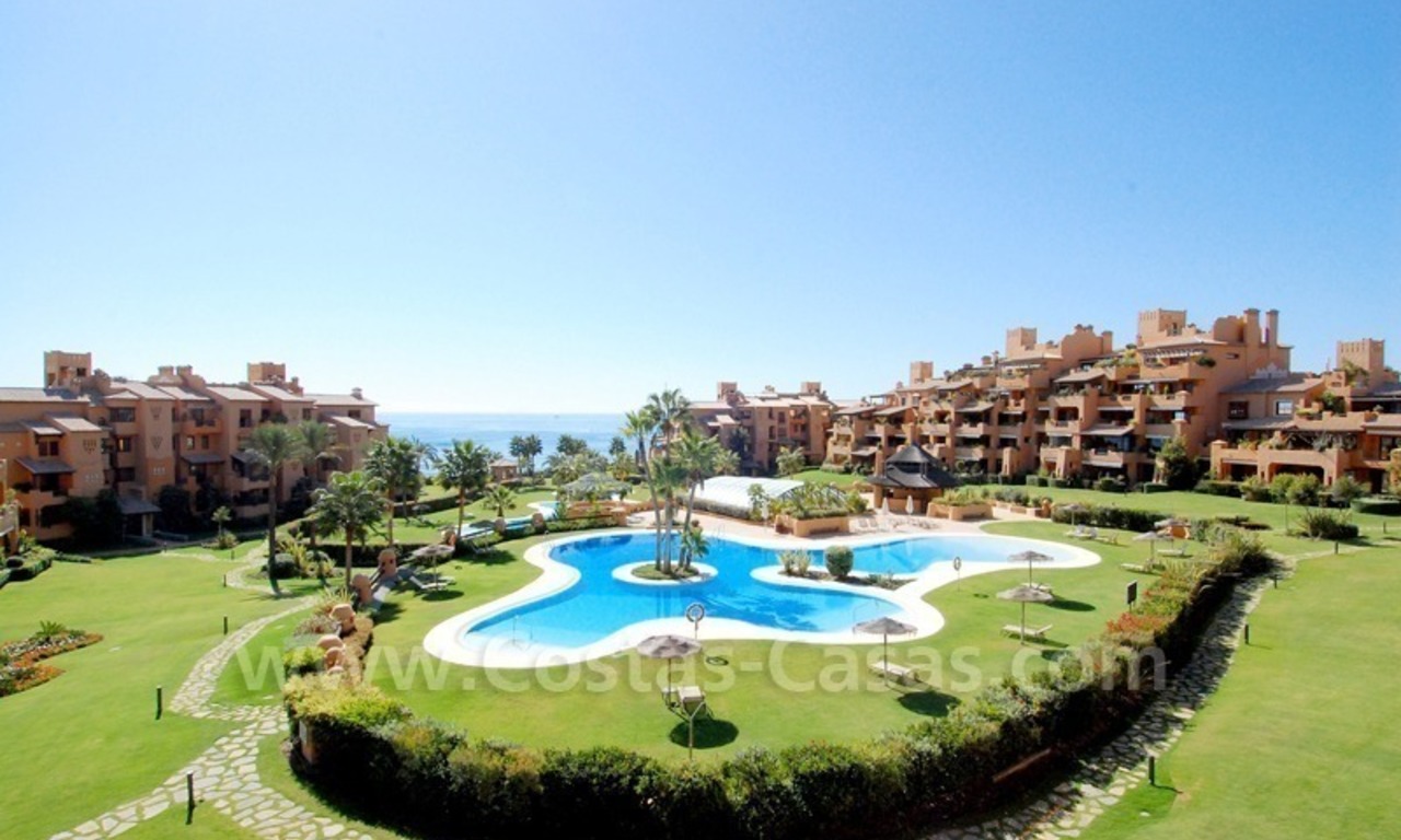 Apartamento de lujo a la venta en complejo situado en primera línea de playa en la Nueva Milla de Oro en la zona entre Marbella y Estepona 1