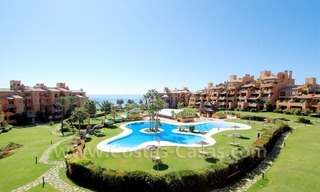 Apartamento de lujo a la venta en complejo situado en primera línea de playa en la Nueva Milla de Oro en la zona entre Marbella y Estepona 1