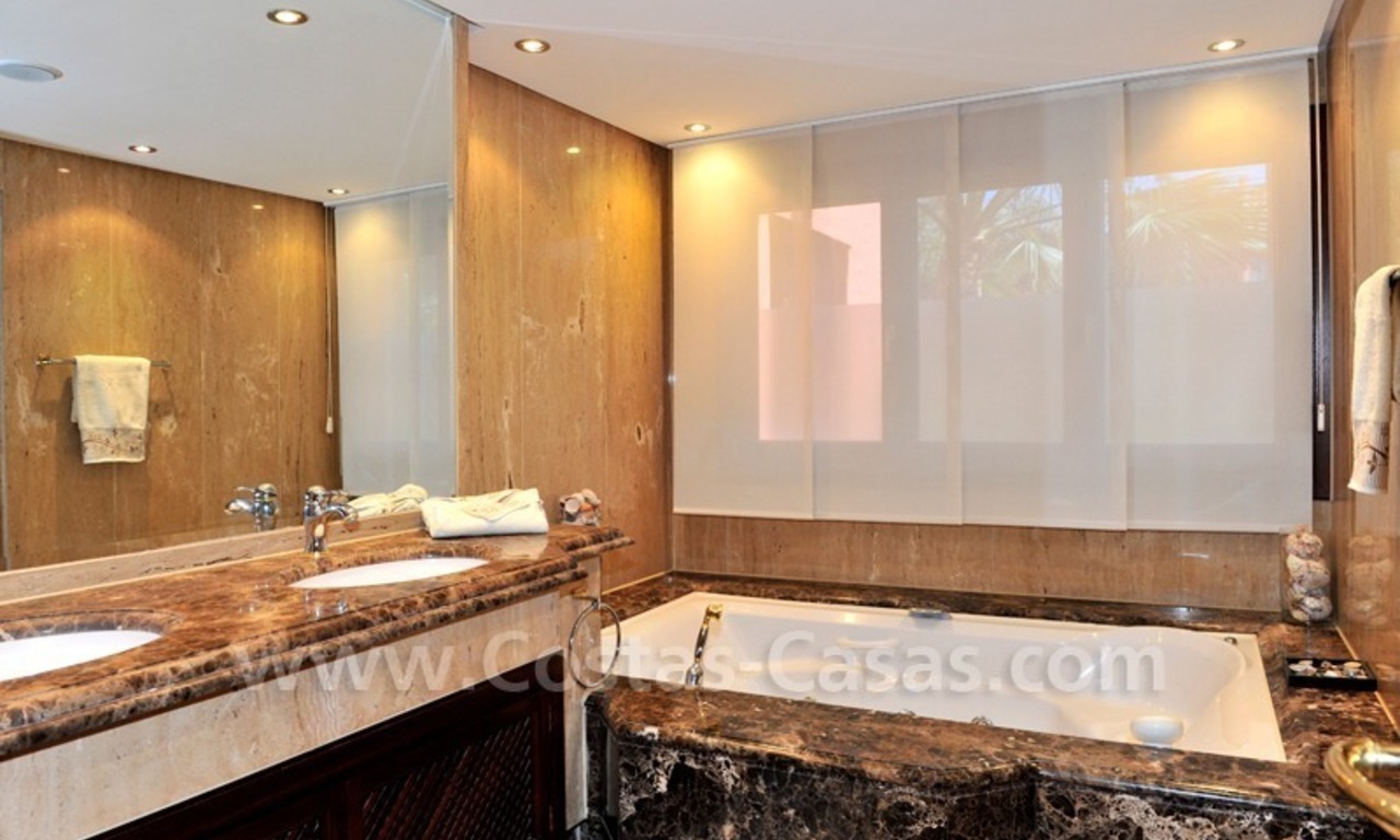 Apartamento de lujo a la venta en complejo exclusivo situado en primera línea de playa entre Marbella y Estepona centro 23