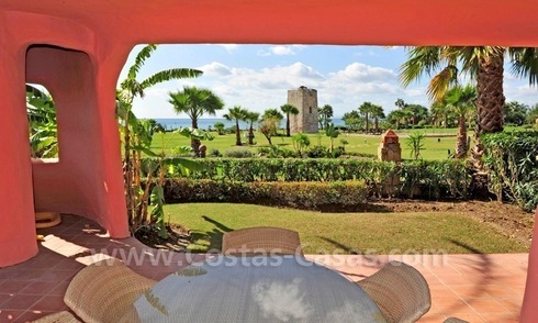 Apartamento de lujo en primera línea de playa a la venta en complejo exclusivo en primera línea de mar entre Marbella y Estepona centro 