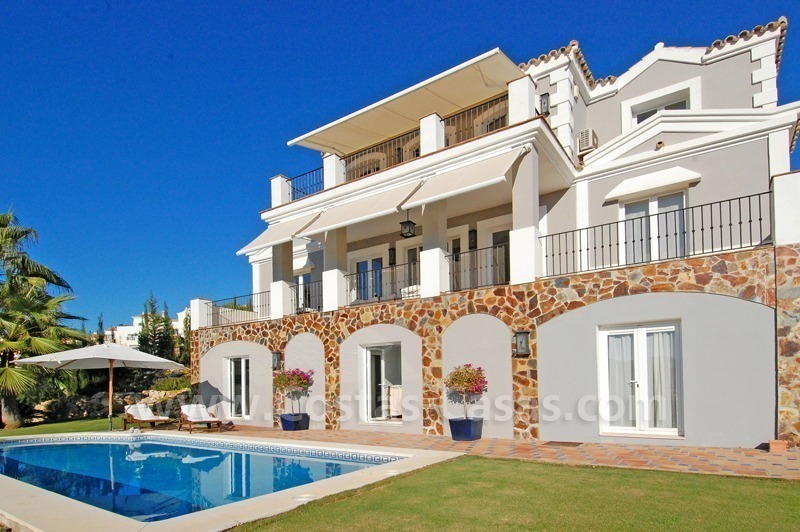 Acogedora villa de estilo mediterráneo para comprar en la zona de Marbella – Benahavis