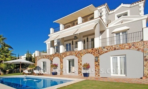 Acogedora villa de estilo mediterráneo para comprar en la zona de Marbella – Benahavis 