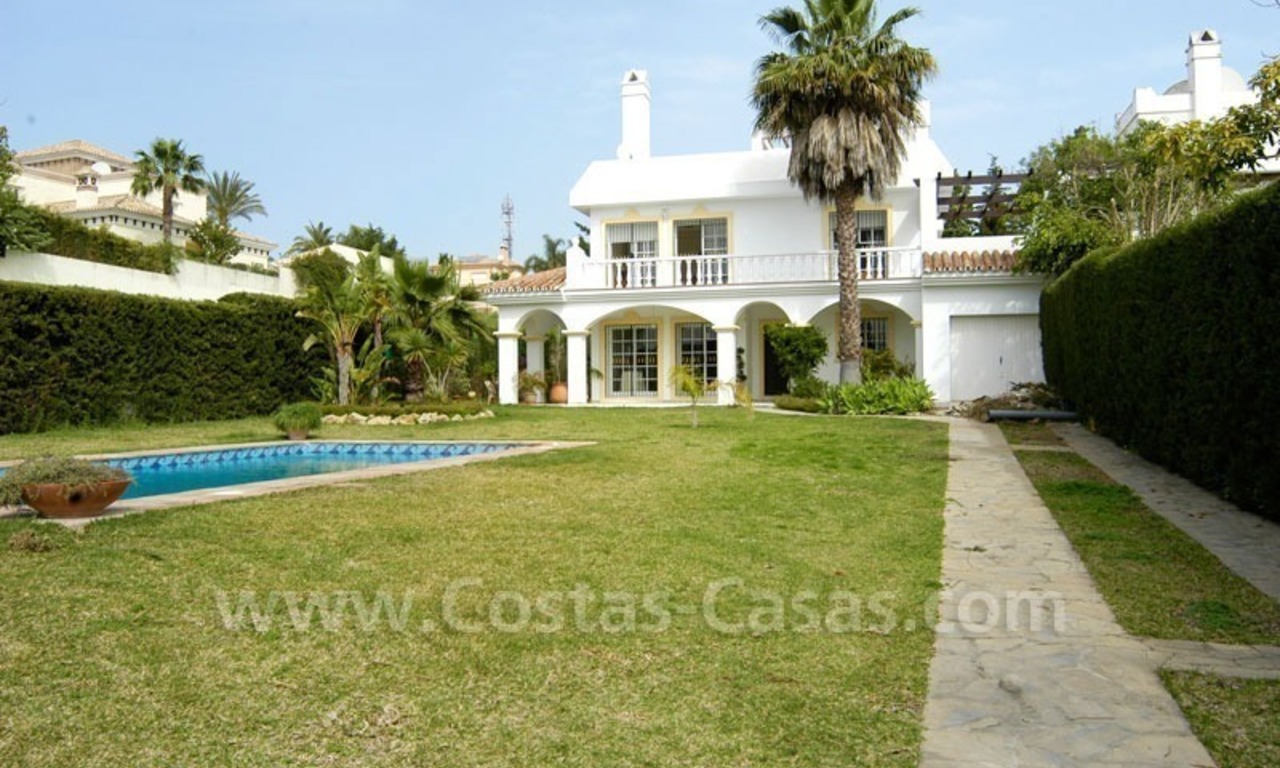Ganga villa independiente de estilo andaluz a la venta en Marbella Oeste 2