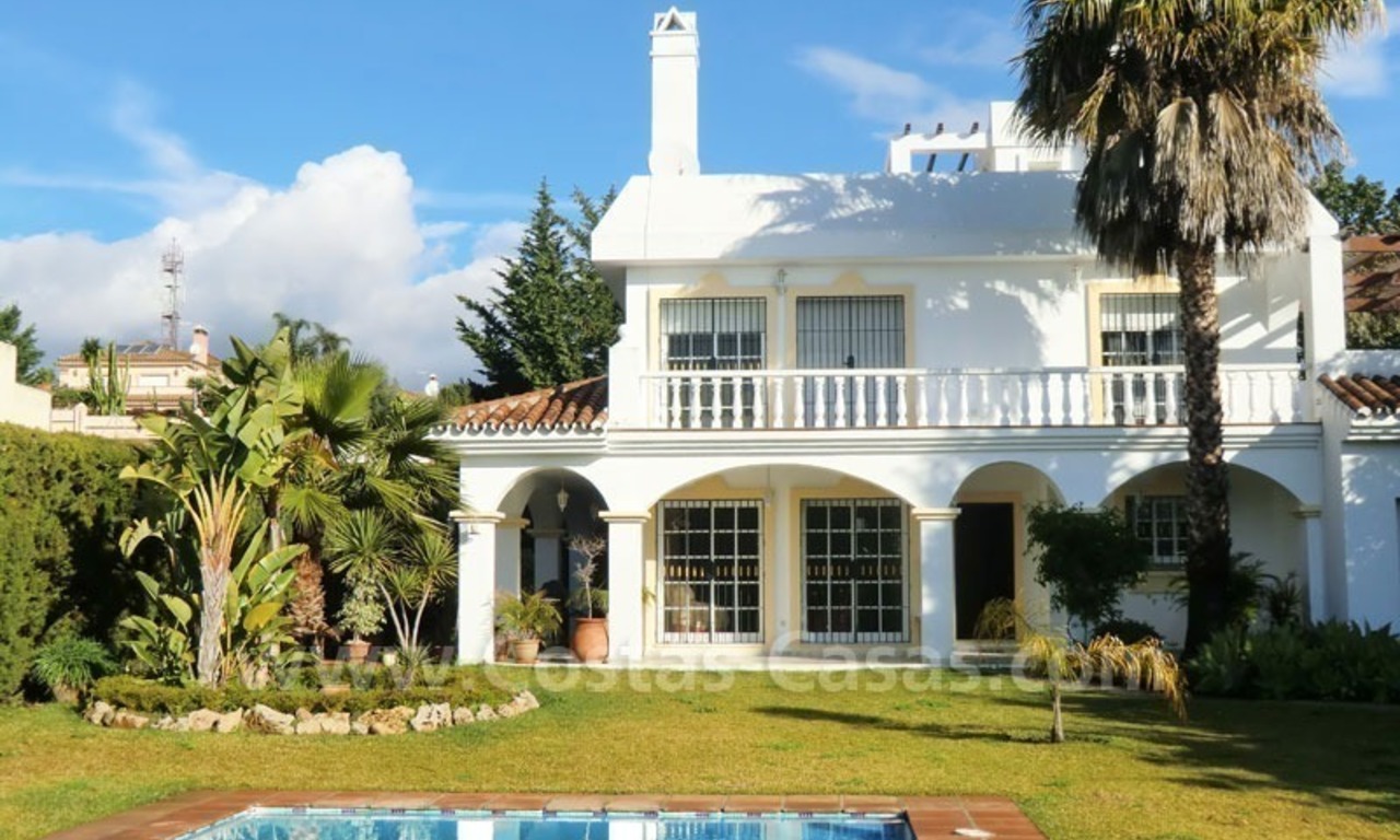Ganga villa independiente de estilo andaluz a la venta en Marbella Oeste 1