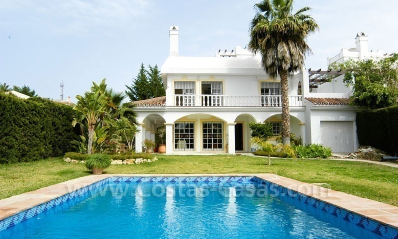 Ganga villa independiente de estilo andaluz a la venta en Marbella Oeste 0