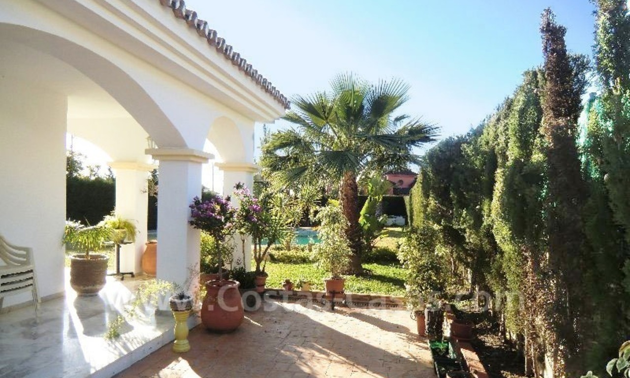 Ganga villa independiente de estilo andaluz a la venta en Marbella Oeste 4
