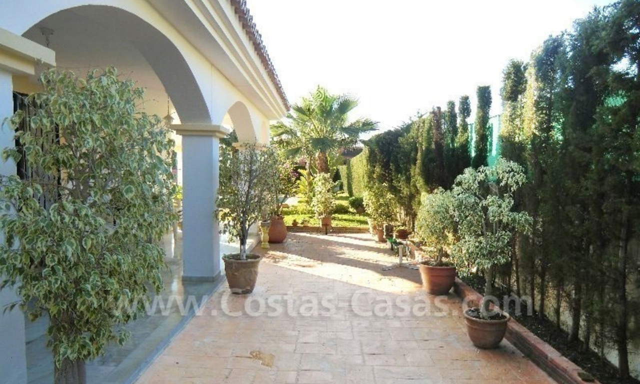 Ganga villa independiente de estilo andaluz a la venta en Marbella Oeste 5
