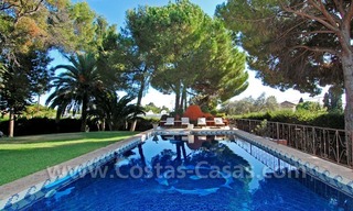 Villa en un gran parcela en venta en la Milla de Oro en Marbella 1