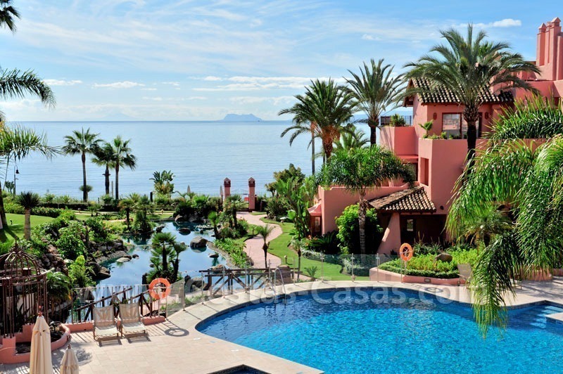 Ganga apartamento ático de lujo a la venta, complejo exclusive, primera línea de playa, La Milla de Oro, Marbella - Estepona 
