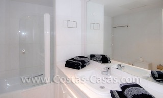 Apartamento situado en zona de playa a la venta en Puerto Banus – Marbella 12