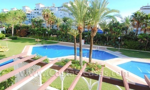Apartamento situado en zona de playa a la venta en Puerto Banus – Marbella 