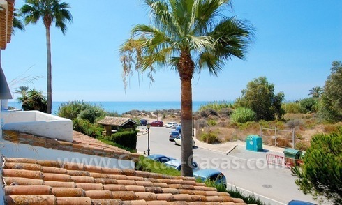 Adosada en primera línea de playa a la venta en Marbella 