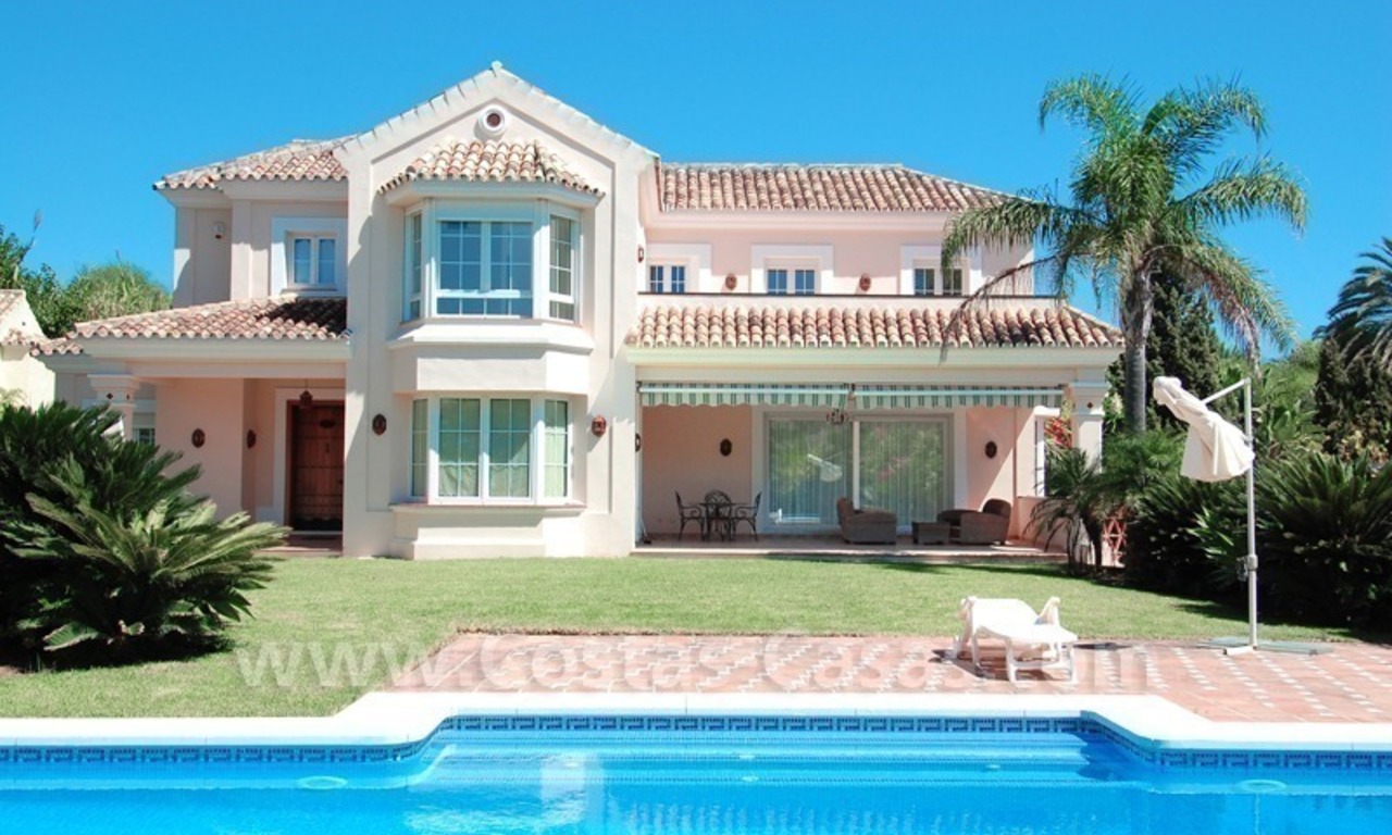 Villa de estilo español a la venta en este de Marbella cerca de la playa 0
