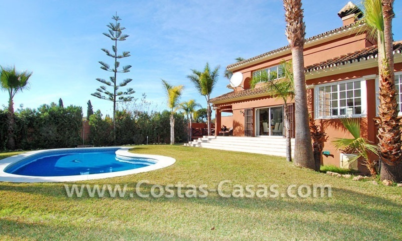 Ganga! Villa de estilo andaluz cerca de la playa a la venta en Marbella 2
