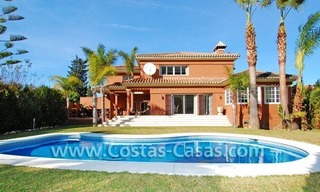 Ganga! Villa de estilo andaluz cerca de la playa a la venta en Marbella 1