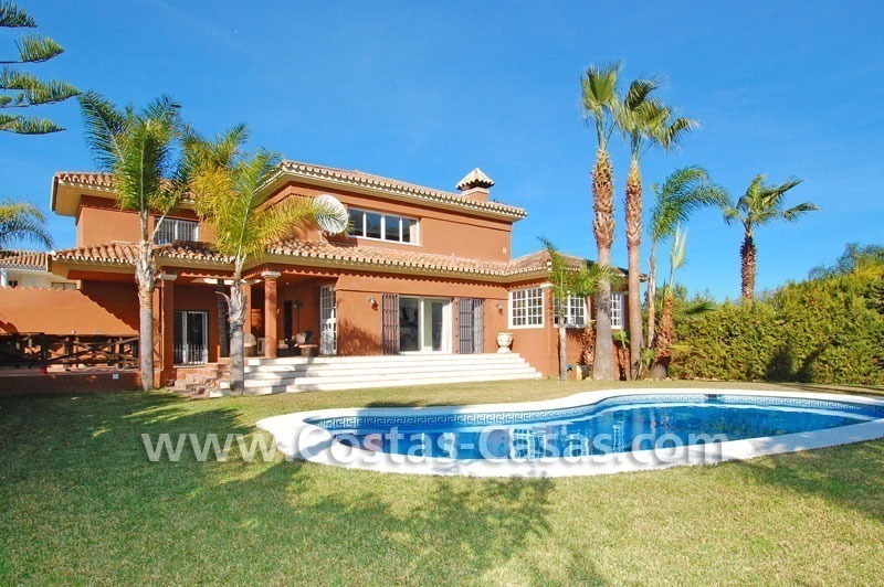 Ganga! Villa de estilo andaluz cerca de la playa a la venta en Marbella