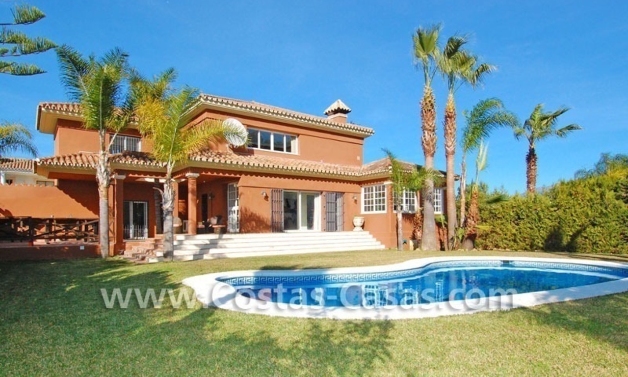 Ganga! Villa de estilo andaluz cerca de la playa a la venta en Marbella 0
