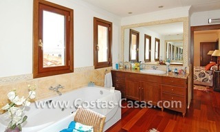 Ganga! Villa independiente de estilo andaluz para comprar en complejo de golf en la Nueva Milla de Oro, Marbella, Benahavis, Estepona 17