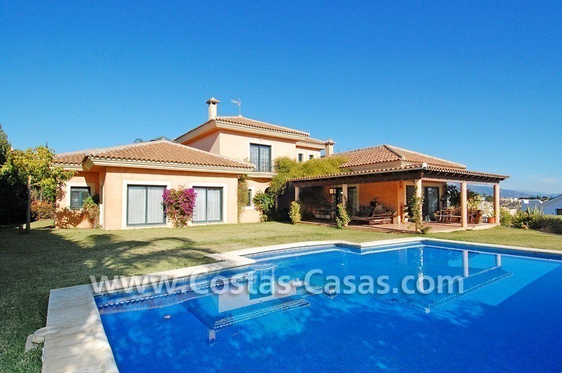 Ganga! Villa independiente de estilo andaluz para comprar en complejo de golf en la Nueva Milla de Oro, Marbella, Benahavis, Estepona 