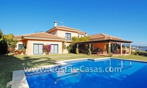 Ganga! Villa independiente de estilo andaluz para comprar en complejo de golf en la Nueva Milla de Oro, Marbella, Benahavis, Estepona 