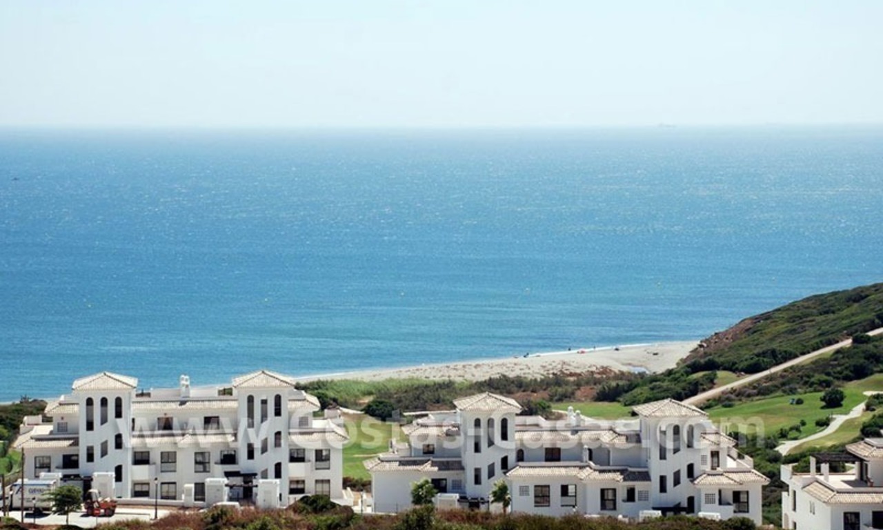 Ganga! Apartamentos de lujo en primera línea de golf y primera línea de playa a la venta en la Costa del Sol 8