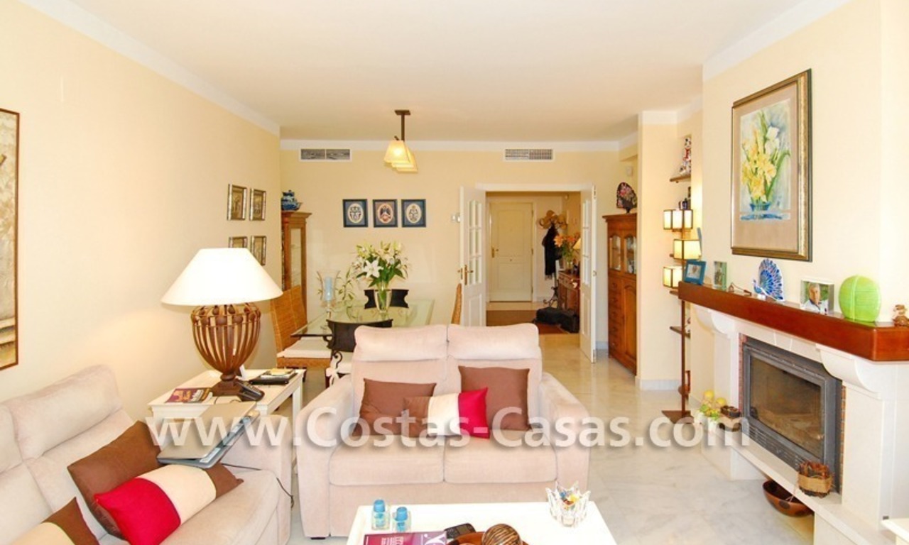 Ganga! Apartamento para comprar en complejo en primera línea de playa en Marbella 2