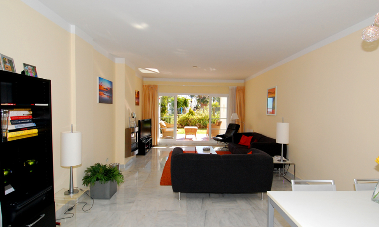 Apartamento en planta baja a la venta en complejo situado en primera línea de playa en Marbella 4