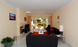 Apartamento en planta baja a la venta en complejo situado en primera línea de playa en Marbella 2