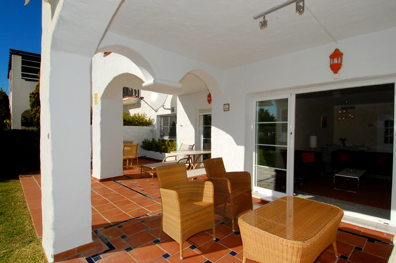 Apartamento en planta baja a la venta en complejo situado en primera línea de playa en Marbella 