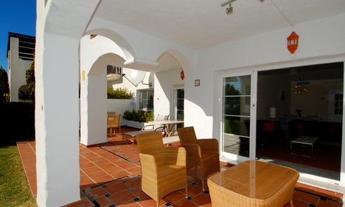Apartamento en planta baja a la venta en complejo situado en primera línea de playa en Marbella 