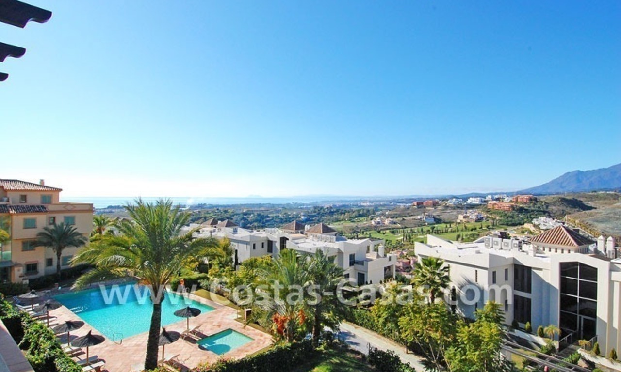 Apartamento de golf duplex de lujo a la venta situado en complejo de golf, Benahavis - Marbella 2
