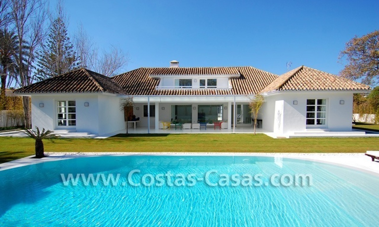 Villa de estilo moderno andaluz completamente renovada cerca de la playa a la venta en Marbella 1