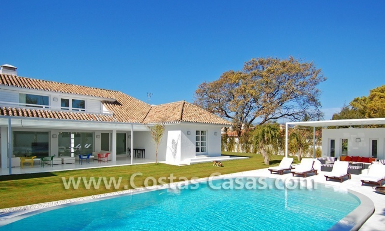 Villa de estilo moderno andaluz completamente renovada cerca de la playa a la venta en Marbella 0