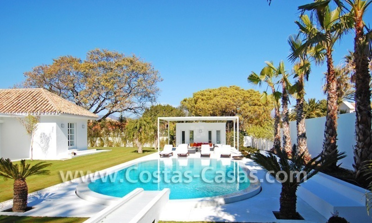 Villa de estilo moderno andaluz completamente renovada cerca de la playa a la venta en Marbella 2