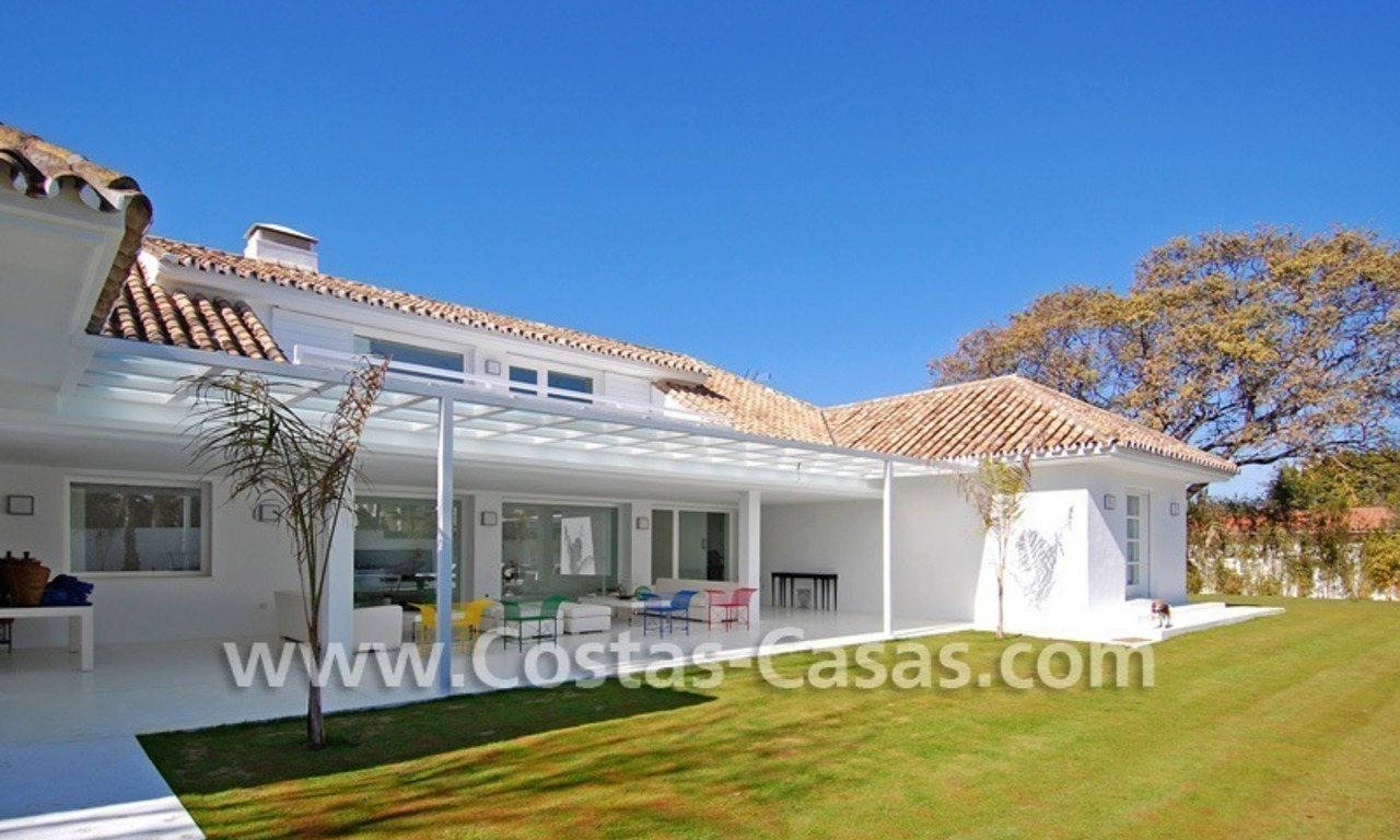 Villa de estilo moderno andaluz completamente renovada cerca de la playa a la venta en Marbella 9