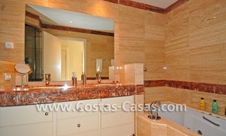 Apartamento de lujo, primera línea de playa, en venta en un complejo exclusivo frente al mar, Nueva Milla de Oro, Marbella - Estepona 20