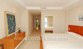 Apartamento de lujo, primera línea de playa, en venta en un complejo exclusivo frente al mar, Nueva Milla de Oro, Marbella - Estepona 14